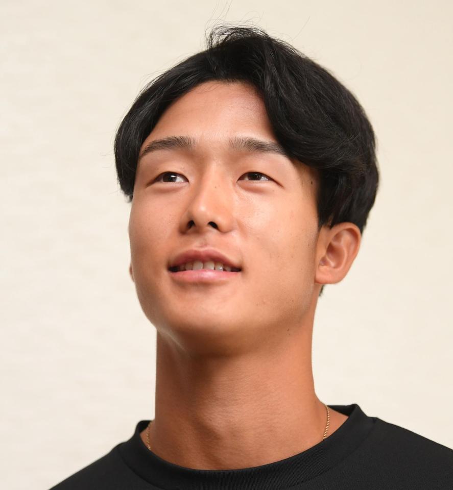 　契約更改を終え、笑顔を見せる小幡（撮影・田中太一）