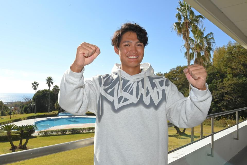 　契約更改を終え、来季への気合を見せる西純（撮影・高部洋祐）