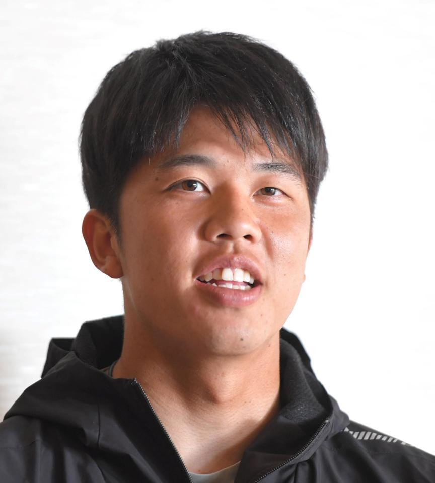 　契約更改交渉を終え、記者の質問に答える才木（撮影・高部洋祐）