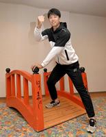 契約更改交渉を終え、“はりまやばし”の上でポーズを決める才木