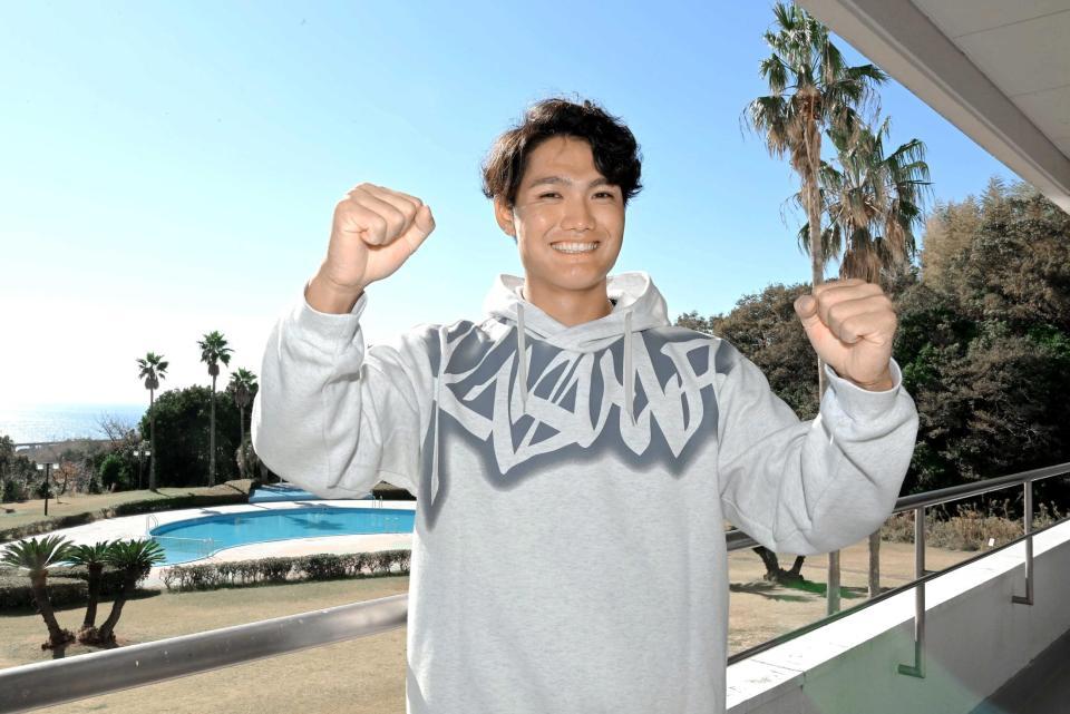 契約更改を終え、来季への気合を見せる西純（撮影・高部洋祐）