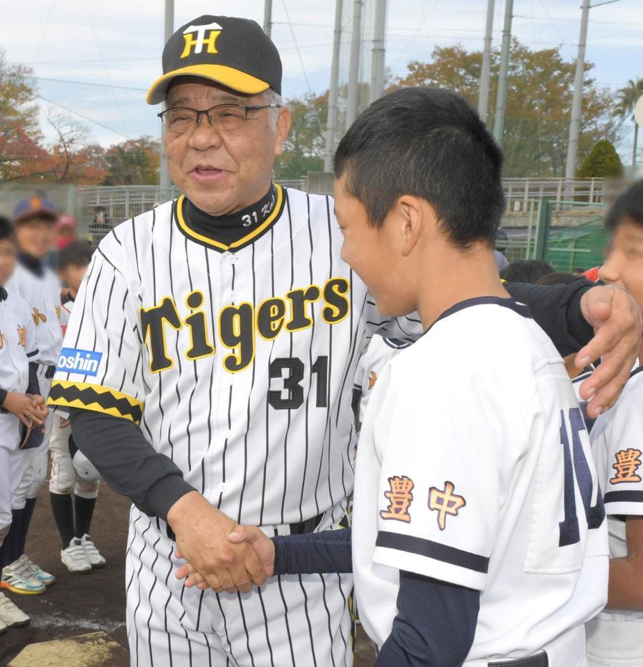 　野球少年と握手を交わす掛布雅之氏※画像の一部を加工しています