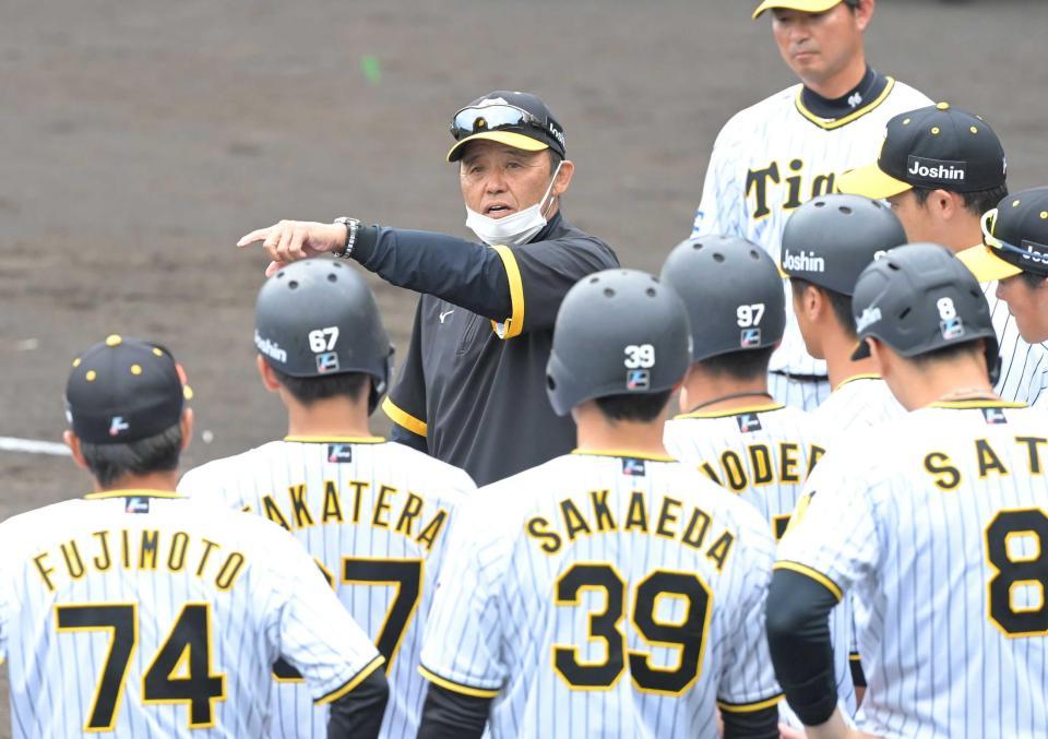 ノックの合間に、選手を集めて話をする岡田監督（中央）＝撮影・高部洋祐