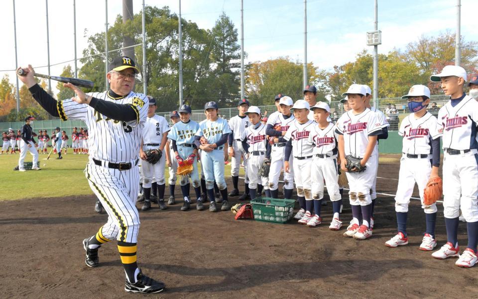 自らバットを持ち、スイングの手本を示す掛布氏（撮影・北村雅宏）