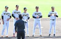 　秋季キャンプを終え、笑顔を見せる（右から）岡田監督、伊藤将、中野、佐藤輝、西純（撮影・田中太一）