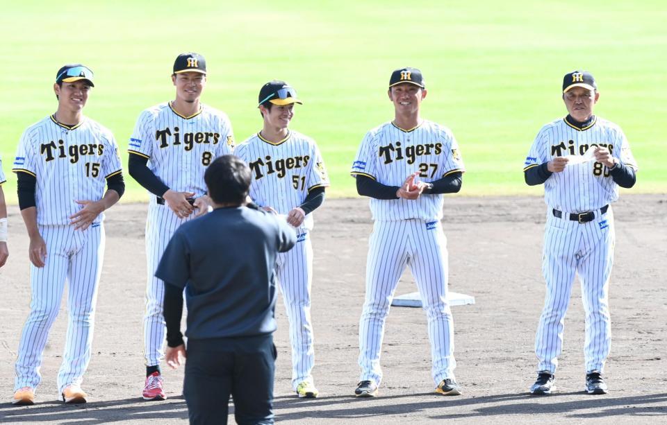 　秋季キャンプを終え、笑顔を見せる（右から）岡田監督、伊藤将、中野、佐藤輝、西純（撮影・田中太一）