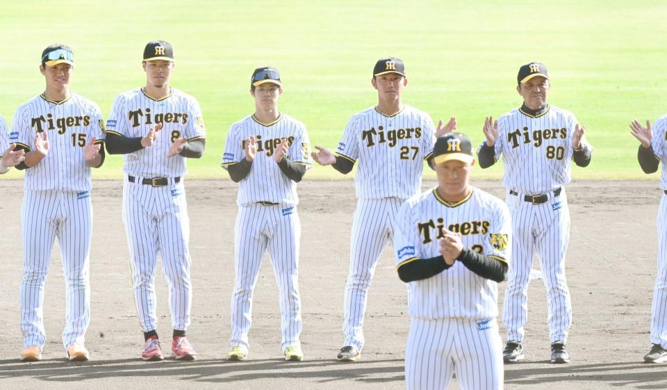 　秋季キャンプを終え、大山の音頭で手締めをする（右から）岡田監督、伊藤将、中野、佐藤輝、西純（撮影・田中太一）