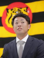 　契約更改を終え会見に臨む高浜（代表撮影）