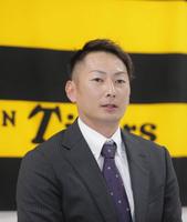 　契約更改を終え会見に臨む二保（代表撮影）