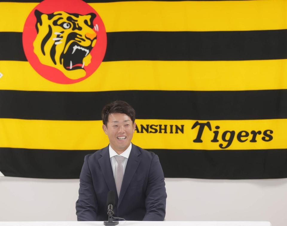 　契約更改を終え会見に臨む高浜（代表撮影）