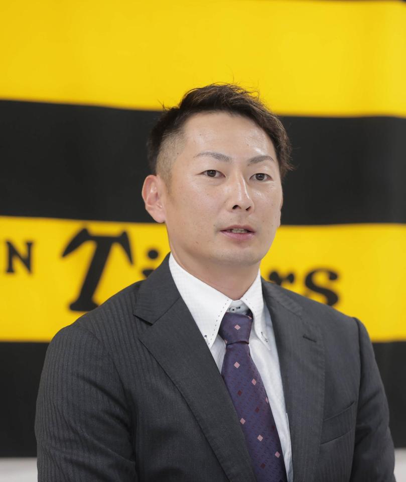 　契約更改を終え会見に臨む二保（代表撮影）