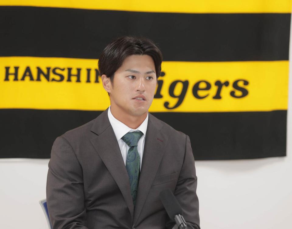 　契約更改を終え会見に臨む板山（代表撮影）