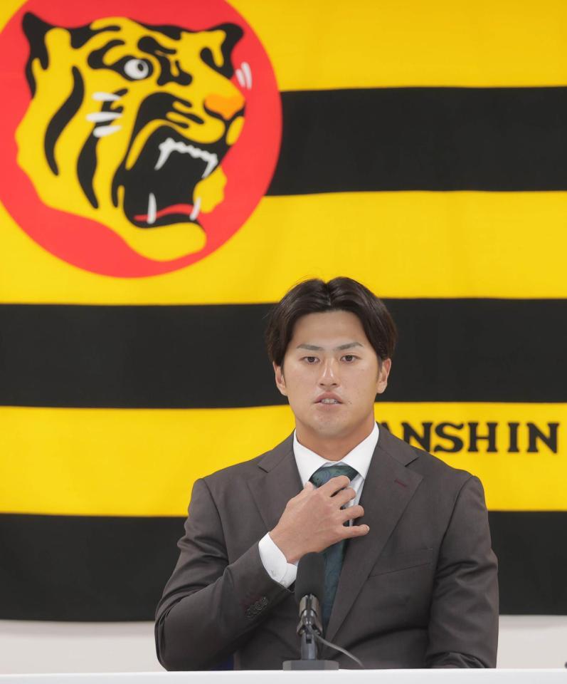 　契約更改を終え会見に臨む板山（代表撮影）