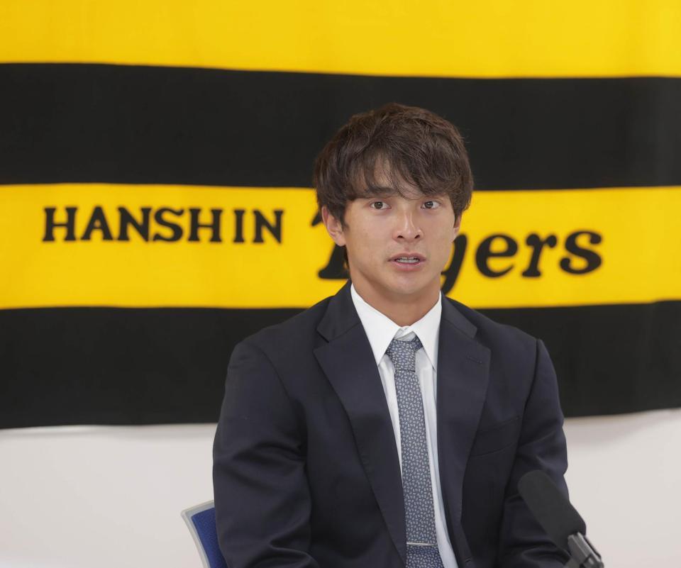 　契約更改を終え会見に臨む熊谷（代表撮影）