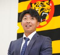 　契約更改を終え、会見する島田（代表撮影）