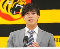 　契約更改を終え、会見する植田（代表撮影）