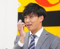 　契約更改を終え、会見する植田（代表撮影）