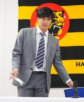 　契約更改を終え、会見する植田（代表撮影）