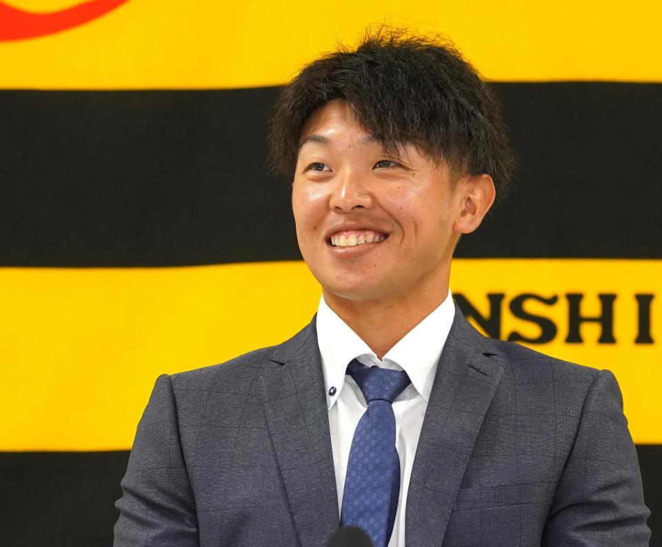 　契約更改を終え、会見する島田（代表撮影）