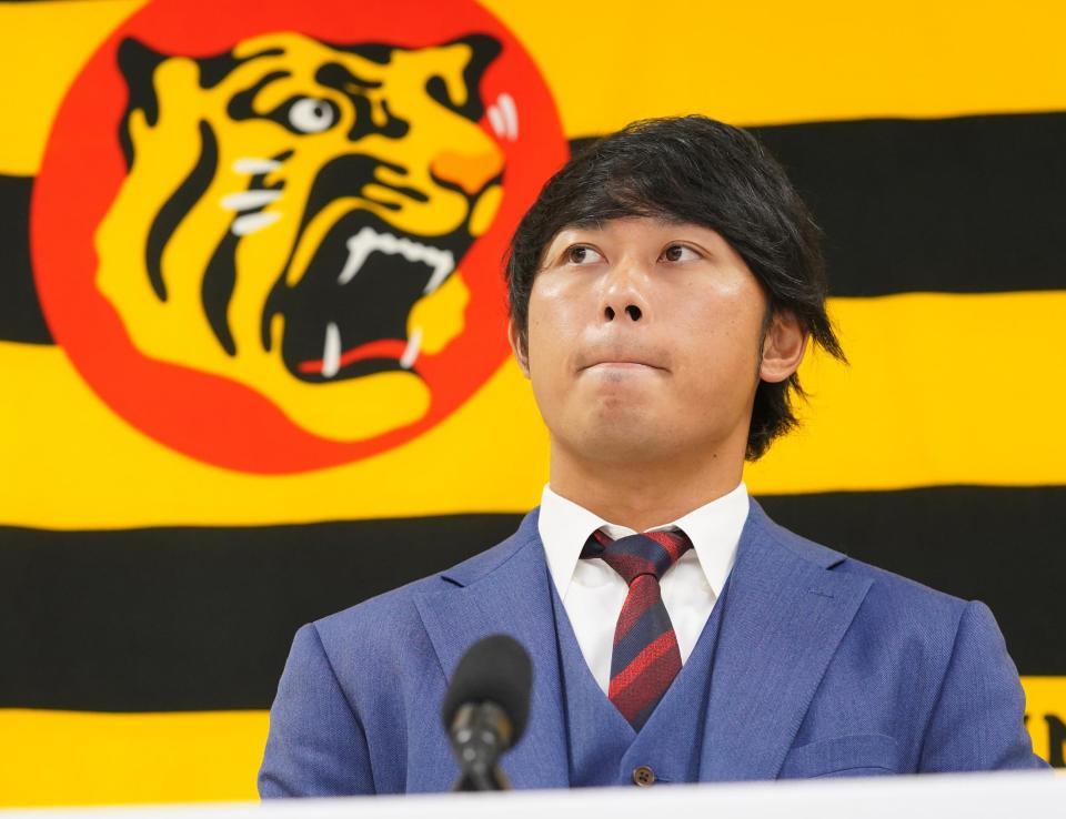 　契約更改を終え、会見する高山（代表撮影）