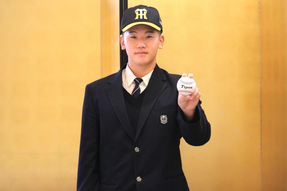 　仮契約を交わした東海大札幌・門別（球団提供）