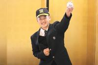 　阪神と仮契約を交わした東海大札幌・門別（阪神タイガース提供）