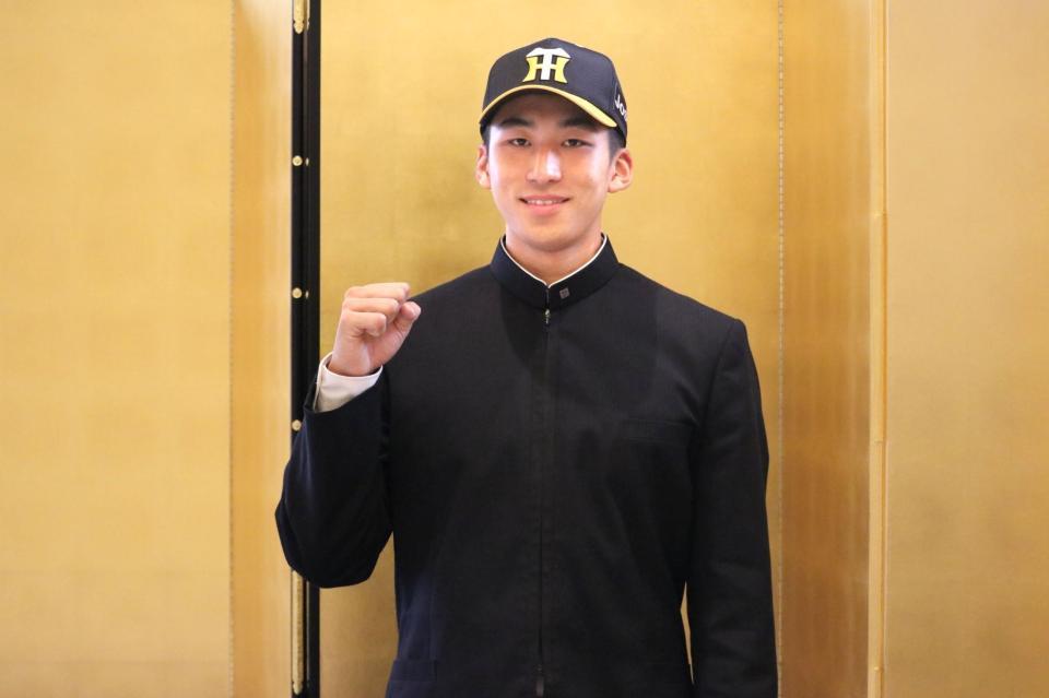 　阪神と仮契約を交わした帝京長岡・茨木（阪神タイガース提供）