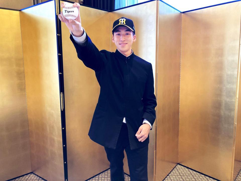 　阪神と仮契約を交わした帝京長岡・茨木（阪神タイガース提供）