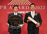 　第１部（ファーム）　優勝チーム表彰　阪神・平田勝男監督（左）と楽天・三木肇監督（代表撮影）