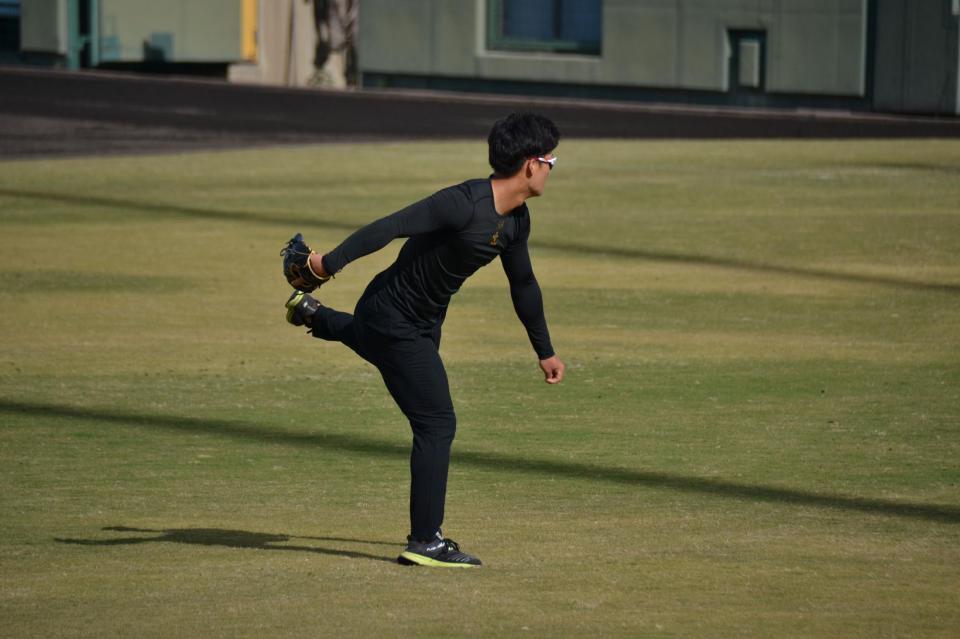 　キャッチボールを行う前川