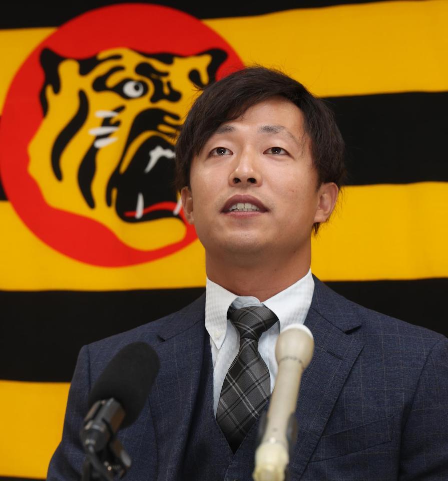 　契約更改を終え笑顔で報道陣の質問に答える島本（代表撮影）