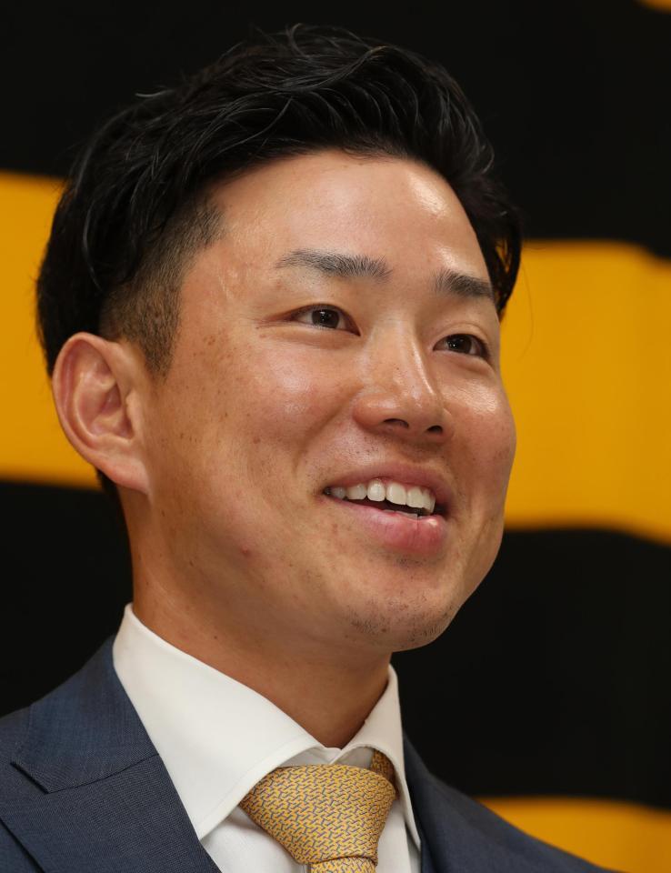 　契約更改を終え報道陣の質問に答える糸原（代表撮影）