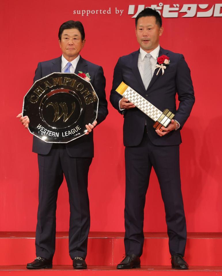 　表彰されるウエスタン・リーグ優勝の阪神・平田勝男２軍監督、イースタン・リーグ優勝の楽天・三木肇２軍監督（代表撮影）