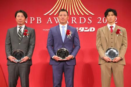 　セ特別賞を受賞した（左から）ヤクルト・高津監督、中日・福留、湯浅（代表撮影）