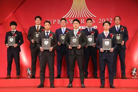 　セ・ベストナインの（前列左から）岡林、佐野、近本（後列左から）中野、村上、牧、中村、青柳（代表撮影）