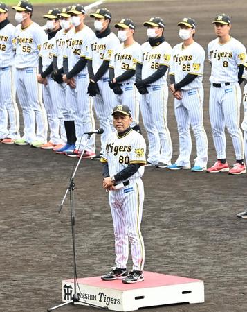 　ファンの前であいさつする岡田監督（撮影・田中太一）