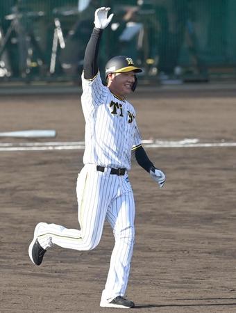 　サヨナラタイムリーを放ち歓喜する大山（撮影・飯室逸平）