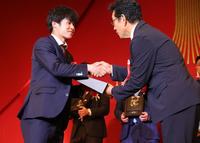 　セ・リーグベストナインの中野（左）は侍ジャパン・栗山監督から盾を受け取る（代表撮影）