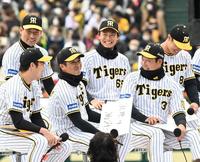 　トークショーを楽しむ（前列右から）大山、坂本、青柳（後列左から）岩崎、湯浅ら（撮影・飯室逸平）