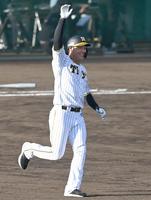 　サヨナラタイムリーを放ち歓喜する大山（撮影・飯室逸平）