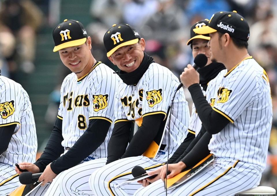 　虎トークで笑顔を見せる（左から）佐藤輝、伊藤将（撮影・田中太一）