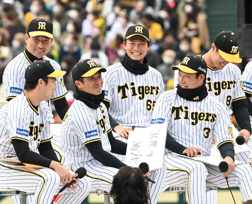 　トークショーを楽しむ（前列右から）大山、坂本、青柳（後列左から）岩崎、湯浅ら（撮影・飯室逸平）