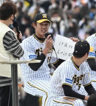 　トークショーを盛り上げる藤浪（撮影・飯室逸平）