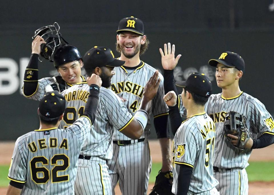 　９回を打者３人で締めたケラーはナインと喜び合う＝８月７日、マツダスタジアム