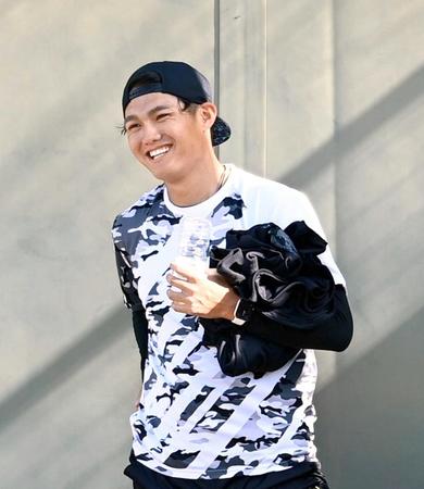 　練習中、笑顔を見せる西純（撮影・山口登）