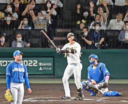 　８回、堀（左）からこの日３本目となるソロを放つ大山＝６月３日