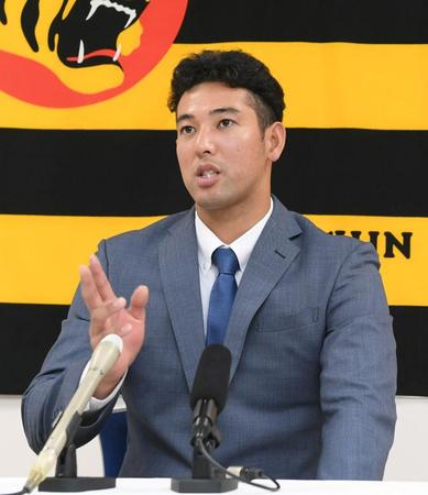 契約更改を終え、取材に応じる加治屋（撮影・石井剣太郎）