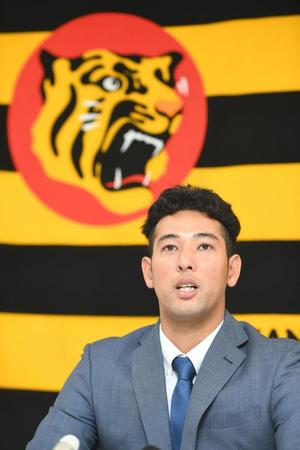 契約更改を終え、取材に応じる加治屋（撮影・石井剣太郎）