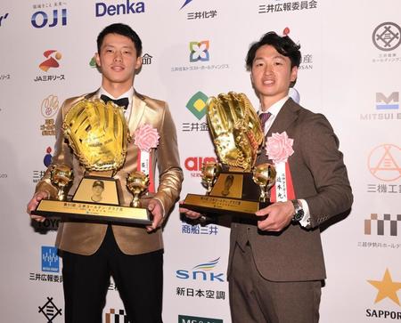 金のジャケットを着用した社高の後輩の楽天・辰己涼介（左）の横で笑顔を見せる阪神・近本光司（撮影・西岡正）