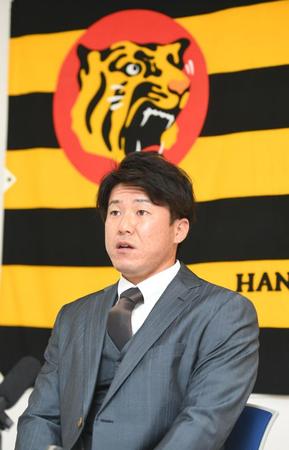 契約更改を終え、取材に応じる陽川（撮影・石井剣太郎）